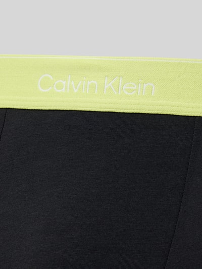 Produktfoto, Trunks mit Stretch-Anteil im 5er-Pack von Calvin Klein Underwear aus schwarzem Baumwoll-Elasthan-Mix, sichtbarer neongelber Elastischer Logo-Bund
