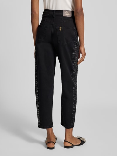 Frauenmodel trägt Jeans aus Baumwoll-Mix mit Strasssteinbesatz von Liu Jo White, lockere Passform, schwarze Textur, Ganzkörperansicht Rückansicht.