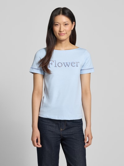 Frauenmodel trägt T-Shirt mit Lochstickerei und Rundhalsausschnitt von Jake*s Casual in Hellblau aus Reine Baumwolle, Regular-Fit, Vorderansicht, Rückenlänge bei Größe S 56 cm.