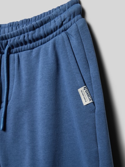 Produktfoto, Sweatshorts mit Label-Detail und Eingrifftaschen von Garcia in Blau, Baumwoll-Mix, elastischer Bund, Nahaufnahme Oberkörper