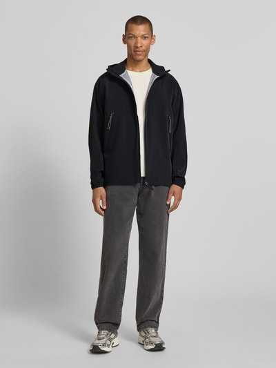 Männermodel trägt schwarze Jacke mit Zweiwege-Reißverschluss Modell 'YUPP-T' von FIRE + ICE, Regular Fit, Ganzkörperansicht von vorne.