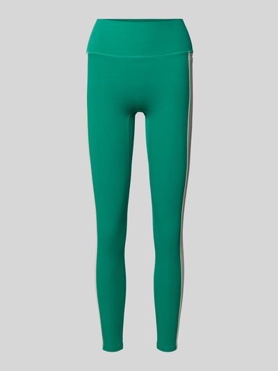Produktfoto, grüne Slim Fit Leggins mit Logo-Print Modell 'Dynamic' von P.E Nation, elastischer Bund, glatte Oberfläche, weiße Seitenstreifen