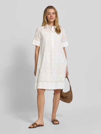 Frauenmodel trägt knielanges Hemdblusenkleid mit Lochmuster von Milano Italy in Weiß, reine Baumwolle, gerader Schnitt, Ganzkörperansicht von vorne.