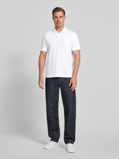 Męski model nosi Regular Fit Poloshirt aus reiner Baumwolle Modell 'INTERLOCK' von BOSS Orange, efekt: jednolity kolor, krój regular fit, aplikacja: wyhaftowane logo, kołnierzyk polo, zapięcie na 2 guziki, krótki rękaw, wykończenie materiału: dżersej, materiał: bawełna, ganzkörperansicht von vorne.
