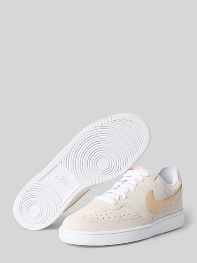 Produktfoto, Sneaker aus echtem Leder Modell 'COURT VISION LO SD PRM' von Nike, Damen Sneaker von Nike in Beige mit weißer Sohle auf grauem Hintergrund