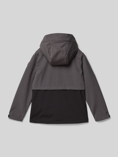 Produktfoto, Softshell-Jacke mit Label-Detail von Killtec, szary i czarny materiał softshell, mieszanka materiałów z dodatkiem streczu, kaptur, zamek błyskawiczny, wpuszczane kieszenie, detal z logo, krój regular fit, długość tyłu w rozmiarze 140: 52 cm, szerokość ramion w rozmiarze 140: 31 cm, długość rękawów w rozmiarze 140: 49 cm
