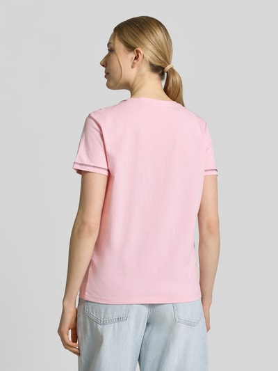 Frauenmodel trägt T-Shirt mit Motiv und Rundhalsausschnitt von Jake*s Casual in Rosa, reine Baumwolle, Regular Fit, Ganzkörperansicht Rückansicht.
