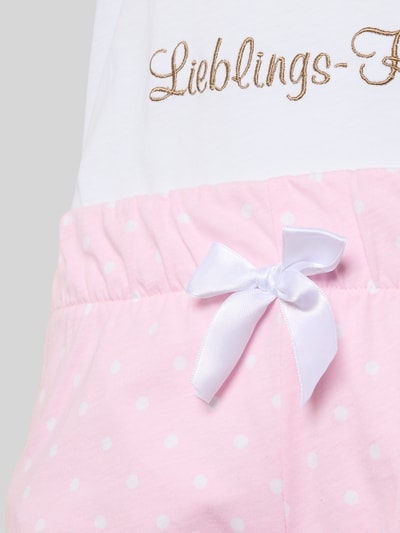 Frauenmodel trägt Pyjama-Oberteil mit Rundhalsausschnitt Modell 'Lieblingshase' von LOUIS & LOUISA, Reine Baumwolle, Regular-Fit, Motiv, Nahaufnahme Oberkörper.