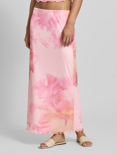 Frauenmodel trägt Straight Fit Maxirock mit floralem Allover-Print von REVIEW im Elastischer-Material-Mix mit Mesh und blickdichtem Unterrock, Bundweite 37 cm, Gesamtlänge 92 cm, Ganzkörperansicht von vorne.