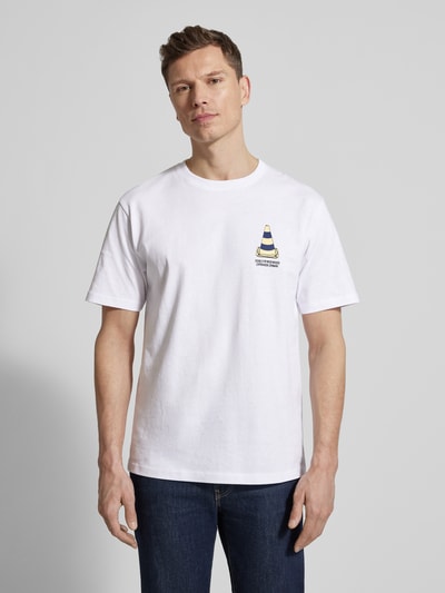 Męski model nosi T-Shirt mit rückseitigem Motiv- und Logo-Print od Wood Wood, bawełna, krój prosty, biały, zdjęcie całej sylwetki z przodu.