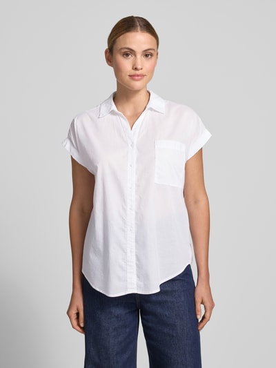 Frauenmodel trägt Relaxed Fit Bluse mit Brusttasche Modell 'DORA' von Soyaconcept aus Reiner Baumwolle, weiß, Hemdblusenkragen, Kappärmel, Ganzkörperansicht von vorne.