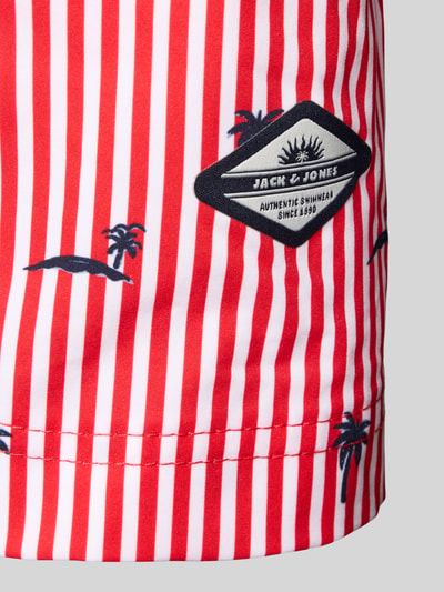 Produktfoto, Badehose im Allover-Look Modell 'MAUI BREEZE' von Jack & Jones in Rot-Weiß mit Palmenmotiv, elastischer Bund, Kordelzug, Regular Fit