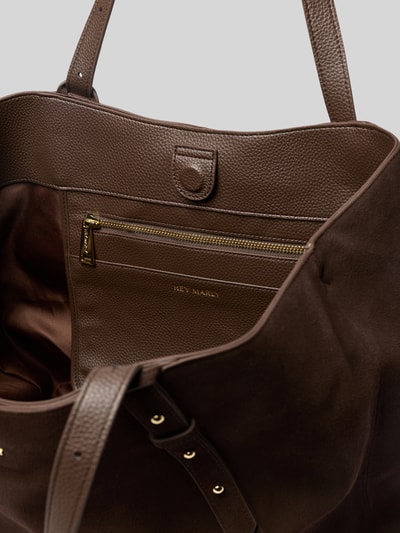 Produktfoto, Handtasche aus kalfsleer mit labeldetail Modell 'Pretty Wonder' von Hey Marly, hoofdvak met magneetsluiting, ritsvak binnenin, lange hengsels, breedte 40 cm, lengte 33 cm, diepte 17 cm, bandlengte schouderband 58 cm, bruine kleur, structuur: glad leer met fijne nerf