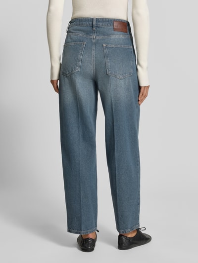 Frauenmodel trägt Baggy Fit Jeans im 5-Pocket-Design von MYON aus reiner Baumwolle in Blau, lockerer Schnitt, Ganzkörperansicht Rückansicht.