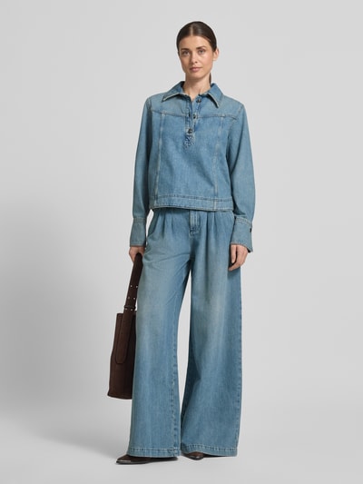 Kobiece modelki nosi bluzkę jeansową Regular Fit Jeansbluse im Used-Look model 'TOP TAVY' od Bash, z bawełny, kołnierzyk koszulowy, listwa guzikowa, długość tyłu 55 cm, długość rękawów 62 cm, efekt znoszenia, widok całej sylwetki z przodu.