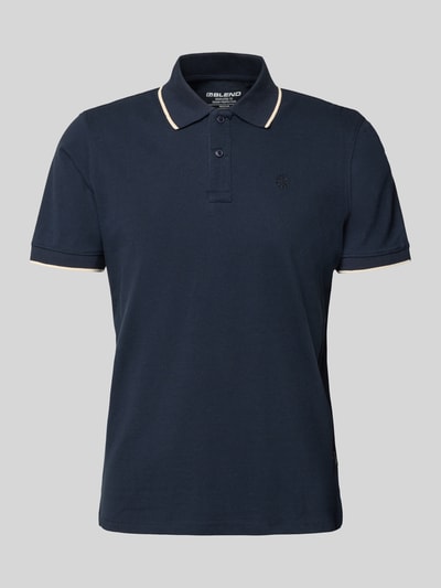 Produktfoto, Regular Fit Poloshirt mit Logo-Stitching Modell 'Hedin' von Blend, reine Baumwolle, dunkelblau, kurzärmeliges Design, glatte Textur.
