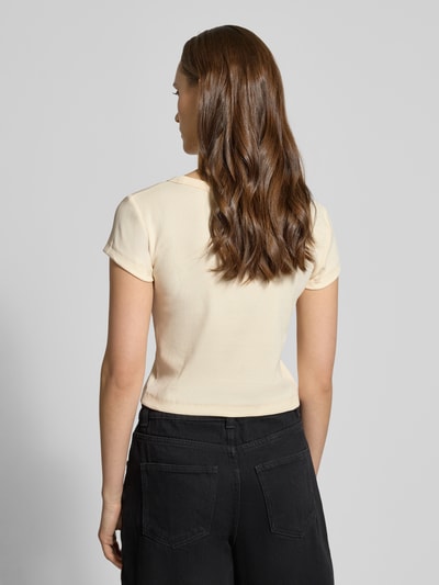 Männermodel trägt Cropped T-Shirt in Ripp-Optik mit Label-Badge von Calvin Klein Jeans, kremowy kolor, bawełna z elastanem, tył, Ganzkörperansicht Rückansicht