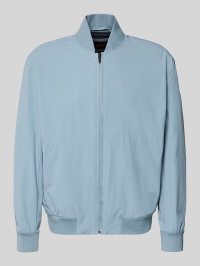 Produktfoto, Regular Fit Blouson mit Baseball-Kragen Modell 'OSURF' von BOSS Orange in hellblauer Unifarbe, Reißverschluss, gerippte Abschlüsse, seitliche Reißverschlusstaschen, schlichte Textur