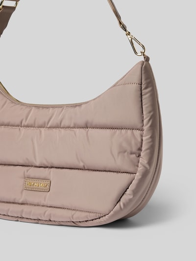 Produktfoto, Shoulder Bag mit Logo-Applikation Modell 'Lifetime Buddy' von Hey Marly in Stepp-Optik, beige, goldene Details, strukturierte Oberfläche, Hauptfach mit Reißverschluss, verstellbarer Schulterriemen, 41x28x11 cm