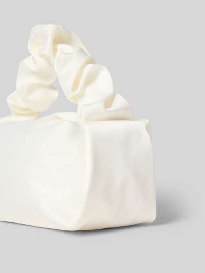 Produktfoto, Shoulder Bag mit Raffungen von Jake*s Cocktail aus cremefarbenem Satin, sichtbare Struktur und Details des Schulterriemens
