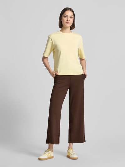 Frauenmodel trägt Sweatpants mit elastischem Bund von Soyaconcept, Material-Mix mit Modal-Anteil, Wide Leg, Tunnelzug, Ganzkörperansicht von vorne.