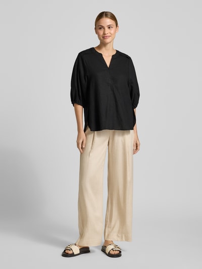 Frauenmodel trägt Bluse aus Leinen-Mix mit verlängertem Rücken Modell 'Lava' von FREE/QUENT, Loose Fit, Tunikakragen, 3/4-Arm, schwarze Farbe, Ganzkörperansicht von vorne.