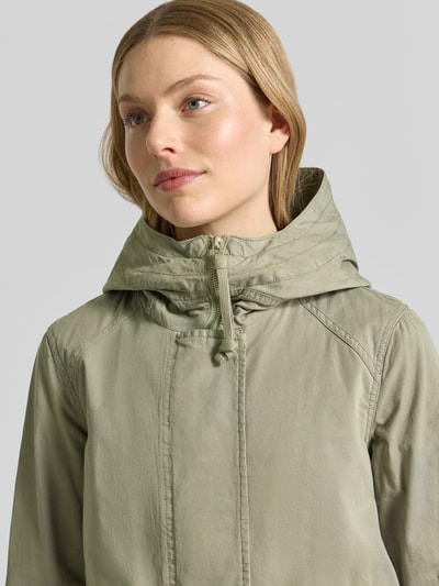 Kobiece modelka nosi Parka mit Pattentaschen Modell 'NIKA' von khujo, bawełna, krój regular fit, kaptur, zamek kryty, jasna zieleń, tekstura gładka, z przodu, zbliżenie na górę ciała