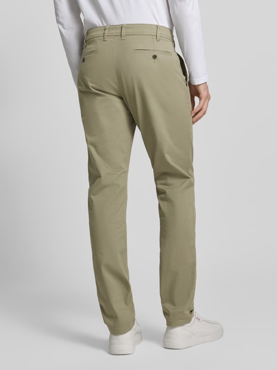 Männermodel trägt Straight Fit Chino mit Eingrifftaschen von MCNEAL in hellem Beige, aus elastischem Baumwoll-Mix, Ganzkörperansicht Rückansicht.