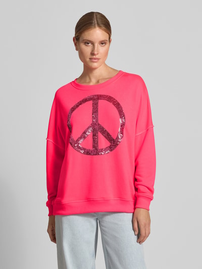 Frauenmodel trägt Oversized Sweatshirt aus Baumwoll-Mix von miss goodlife in Pink mit Pailettenbesatz, Rundhalsausschnitt und elastischen Abschlüssen, Ganzkörperansicht von vorne.