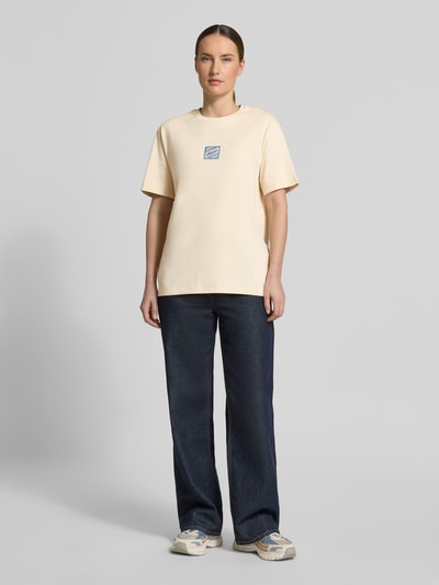 Vrouwenmodel draagt Relaxed Fit T-shirt uit puur katoen model 'BROOK SS HOTEL' van Selected Femme, look: effen, applicatie met labelstitching, ronde hals, korte mouw, jersey materiaalverwerking, Ganzkörperansicht van voren.