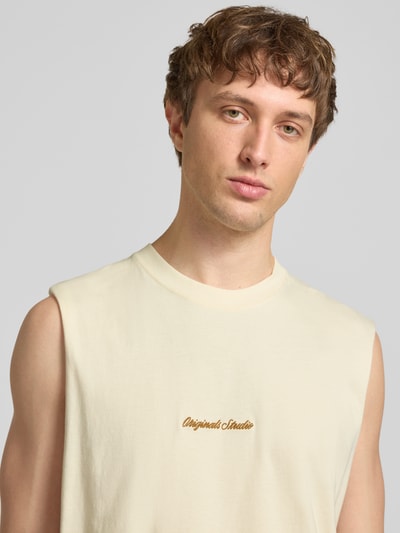 Männermodel trägt T-Shirt mit Stitching von Jack & Jones aus Reine Baumwolle, Relaxed-Fit, Rundhalsausschnitt, Nahaufnahme Oberkörper.