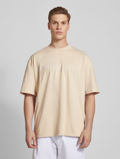 Pegador T-shirt o kroju oversized z nadrukiem z logo model ‘GILFORD’ Piaskowy 4