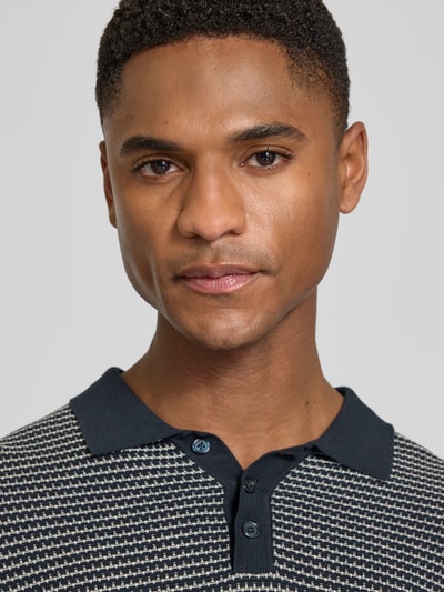 DRYKORN Slim Fit Strick-Poloshirt in Two-Tone-Machart Modell 'Triton' Dunkelblau 3