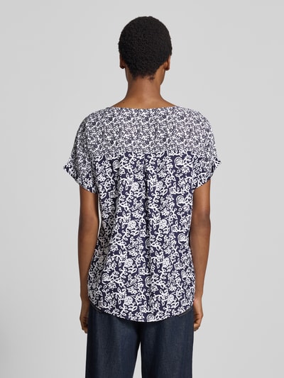 Vrouwenmodel draagt Relaxed Fit T-Shirt uit zuiver viscose met all-over bloemenprint, ronde hals, Christian Berg Woman, ruglengte maat 36: 62 cm, mouwlengte maat 36: 27 cm, geheel donkerblauw met witte patronen. Ganzkörperansicht Rückansicht.
