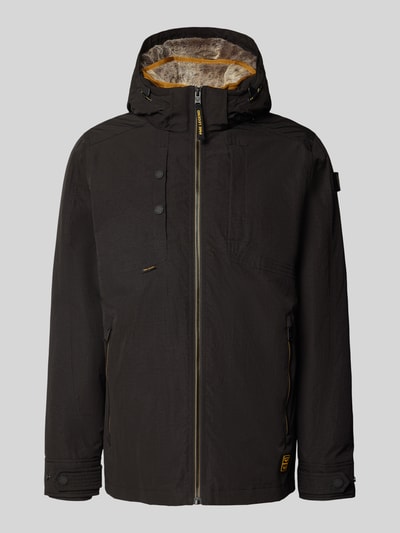 Produktfoto, Jacke mit Reißverschluss Modell 'SNOWPACK' von PME Legend in Schwarz mit gelbem Innenfutter, sichtbare Label-Details, Regular Fit, Kapuze mit Tunnelzug, strukturierte Oberfläche, glatte Reißverschlüsse, für Herren. Rückenlänge bei Größe M 77 cm, Schulterbreite 45 cm, Brustweite 59 cm, Ärmellänge 68 cm.