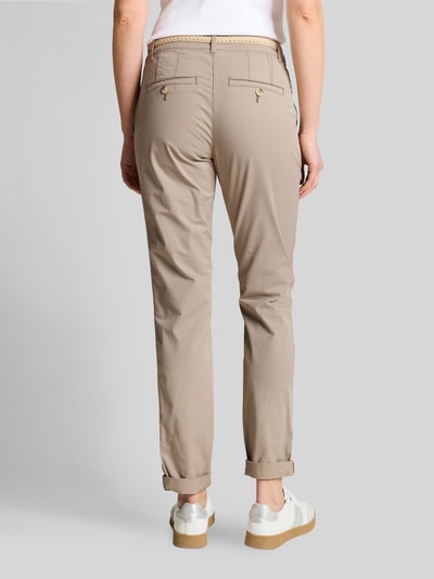 Frauenmodel trägt Slim Fit Chino aus Baumwoll-Mix von Tom Tailor, Optik: Unifarben, Passform: Slim-Fit, Kontrast-Nähte, Gürtel, Beinabschluss: Umschlag, Eingrifftaschen, Material: Baumwoll-Mix, Ganzkörperansicht Rückansicht.