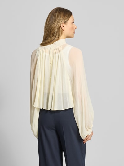 Frauenmodel trägt Loose Fit Langarmbluse aus reiner Viskose Modell 'AFFETTO' von MAX&Co., Optik: Unifarben, Raglan-Ballonärmel, leichte Crépon-Textur, Ganzkörperansicht Rückansicht.