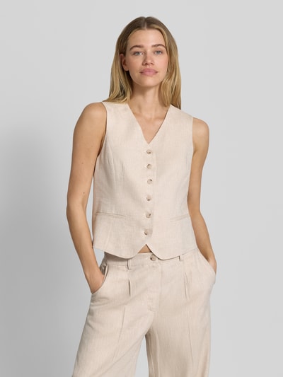 Frauenmodel trägt Weste aus Viskose-Leinen-Mix mit V-Ausschnitt Modell 'DAZIA' von B.Young in Beige, sichtbare Knopfleiste, Paspeltaschen, Regular Fit, Ganzkörperansicht von vorne.