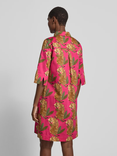 Frauenmodel trägt Knielanges Hemdblusenkleid im Allover-Look von Christian Berg Woman in Pink mit Tiger- und Blättermuster, reine Baumwolle, A-Linie, knielang, 1/2-Arm, Rückansicht Ganzkörperansicht.