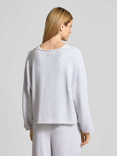Frauenmodel trägt Relaxed Fit Sweatshirt aus Baumwoll-Mix Modell 'C_ENELY' von BOSS Orange in Melange-Optik mit Frottee-Details, Label-Stitching-Applikation, U-Ausschnitt und offenen Kanten, Materialverarbeitung Sweat, Ganzkörperansicht Rückansicht.