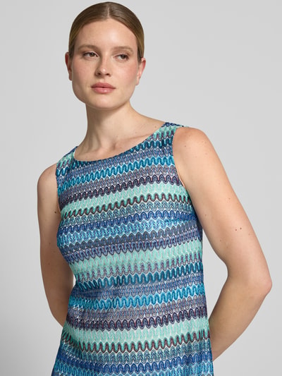 Frauenmodel trägt Knielanges Kleid mit Strukturmuster von Betty Barclay in Blau-Grün-Tönen, Material-Mix mit Stretch-Anteil, Rundhalsausschnitt, Straight Fit, Damen Kleid, Nahaufnahme Oberkörper. Rückenlänge bei Größe 36: 92 cm, Brustweite bei Größe 36: 42 cm.