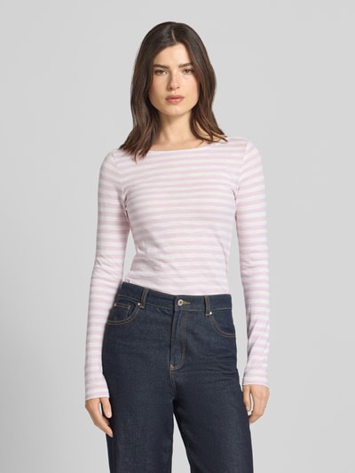 Frauenmodel trägt Regular Fit Langarmshirt aus reiner Baumwolle von Marc O'Polo, gestreiftes Allover-Muster, U-Boot-Ausschnitt, zartes Rosa und Weiß, glatte Textur, Ganzkörperansicht von vorne.