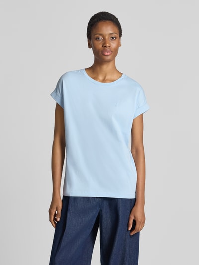Frauenmodel trägt Loose Fit T-Shirt aus reiner Baumwolle Modell 'IDAARA' von ARMEDANGELS in Hellblau, glatte Struktur, Ganzkörperansicht von vorne. Damen T-Shirt von ARMEDANGELS.