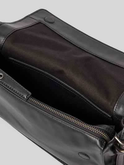 Produktfoto, Umhängetasche aus Leder mit Logo-Prägung Modell 'AUDREY' von LIEBESKIND BERLIN, czarne, gładkie, z główną komorą na magnes, wewnętrzną kieszenią na zamek, szerokość w rozmiarze 1: 25 cm, długość 16 cm, głębokość 9 cm, pasek 58 cm.