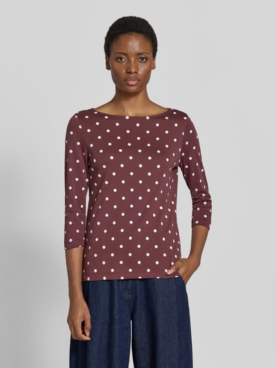 Frauenmodel trägt Shirt aus reiner Baumwolle mit 3/4-Arm von Christian Berg Woman, braun mit weißen Punkten, taillierte Passform, U-Boot-Ausschnitt, glatte Textur, Ganzkörperansicht von vorne, Rückenlänge bei Größe 36: 60 cm.