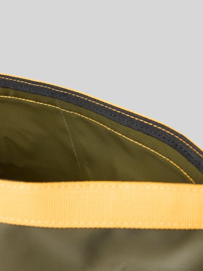 Produktfoto, Tasche mit Riemen und Label-Print von Quiksilver, grüne und gelbe Farben, glatte Textur, Herren Tasche