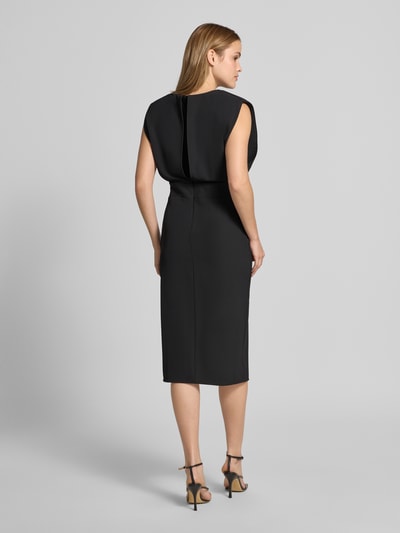 Frauenmodel trägt Cocktailkleid mit Gehschlitz von Rinascimento in Schwarz, figurbetontes Midikleid aus Stretch-Material, Rückansicht Ganzkörperansicht.