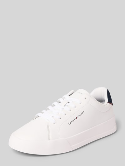 Produktfoto, weißer Low Top Sneaker aus echtem Leder Modell 'TH COURT' von Tommy Hilfiger mit Label-Prägung, flacher Absatz und strukturierter Sohle, unifarbene Optik, abgerundete Schuhspitze, Kontrastdetails und Schnürverschluss.