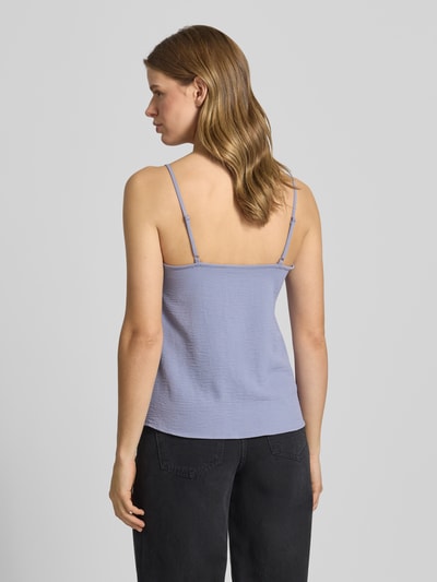 Frauenmodel trägt Relaxed Fit Blusentop mit Spitzenbesatz Modell 'TIFFANY' von Pieces in Hellblau, unifarben mit Crêpe-Textur, Ganzkörperansicht Rückansicht.
