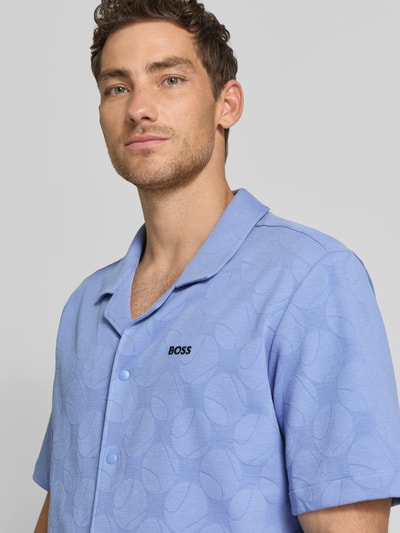 Männermodel trägt Relaxed Fit Freizeithemd aus Baumwoll-Mix Modell 'ST_MEMBER' von BOSS Green in Hellblau mit feiner Struktur, Nahaufnahme Oberkörper.